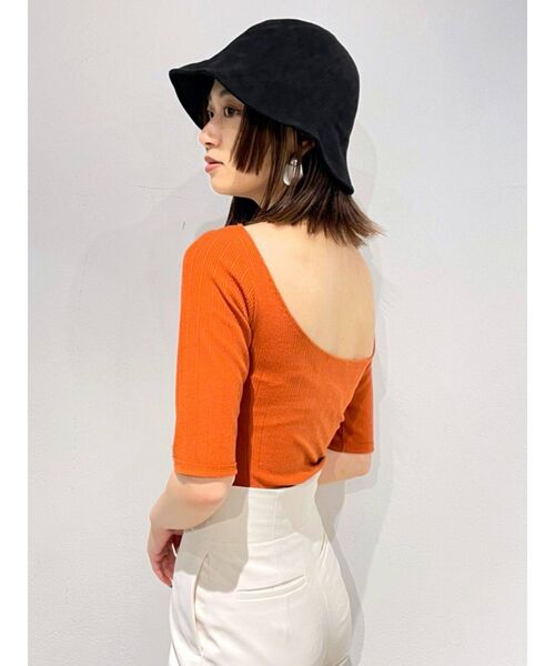 EMODA(エモダ)の「バックオープンミニマルTシャツ(Tシャツ/カットソー・レディース・ホワイト/ブラック/グリーン/オレンジ・FREE)」の5枚目の写真