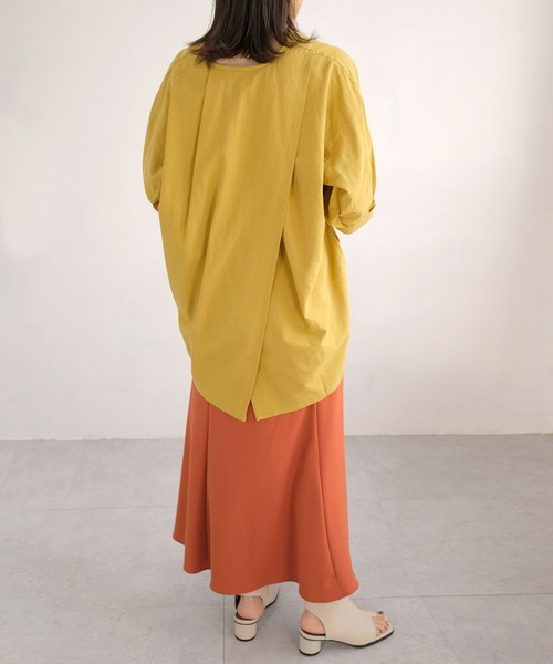ANDJ(アンドジェイ)の「リネンタッチキーネックカシュクールチュニック(シャツ/ブラウス・レディース・アイボリー/マスタード/ライトベージュ・M)」の4枚目の写真