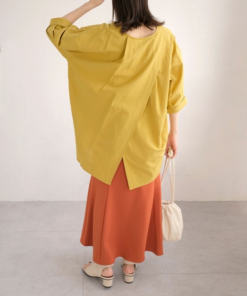 ANDJ(アンドジェイ)の「リネンタッチキーネックカシュクールチュニック(シャツ/ブラウス・レディース・アイボリー/マスタード/ライトベージュ・M)」の6枚目の写真