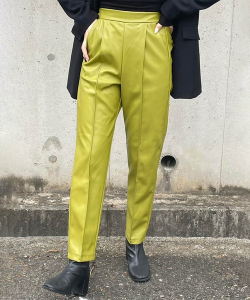 Mayree（メイリー）の「【Mayree】合成皮革テーパードタックパンツ 2021AW（スラックス・レディース・ブラック/ライム/モカ/アイボリー・FREE）」の4枚目の写真