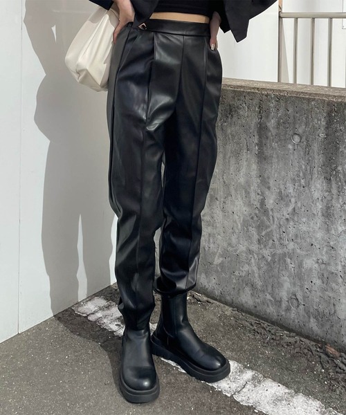 Mayree（メイリー）の「【Mayree】合成皮革テーパードタックパンツ 2021AW（スラックス・レディース・ブラック/ライム/モカ/アイボリー・FREE）」の3枚目の写真