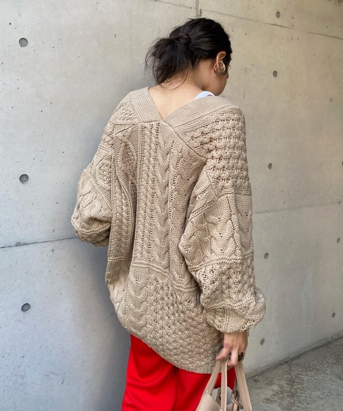 DouDou(ドゥドゥ)の「【WEB限定】パッチワークケーブル編みカーディガン(カーディガン/ボレロ・レディース・オフホワイト/グレイッシュベージュ・FREE)」の3枚目の写真