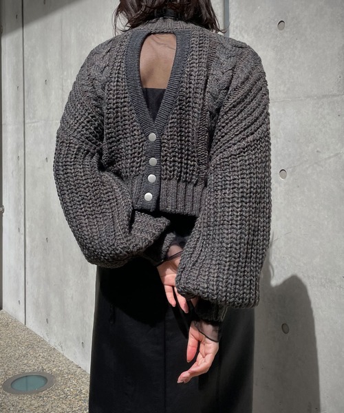 &g'aime（アンジェム）の「【&g’aime】バックデザインケーブルニット（ニット/セーター・レディース・チャコールグレー/ライトグレー/ベージュ・FREE）」の2枚目の写真