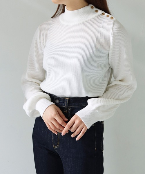 HER CLOSET（ハークローゼット）の「【shemoshelly】WEB限定洗えるアシメショルダーボタンハイネックリブニット（ニット/セーター・レディース・ホワイト/ブラック/アッシュブラウン/グリーン/ブルーパープル・M）」の2枚目の写真