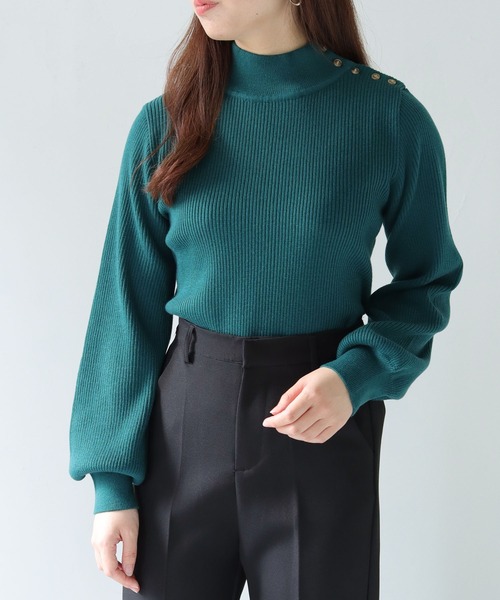 HER CLOSET（ハークローゼット）の「【shemoshelly】WEB限定洗えるアシメショルダーボタンハイネックリブニット（ニット/セーター・レディース・ホワイト/ブラック/アッシュブラウン/グリーン/ブルーパープル・M）」の4枚目の写真