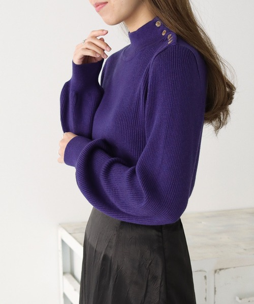 HER CLOSET（ハークローゼット）の「【shemoshelly】WEB限定洗えるアシメショルダーボタンハイネックリブニット（ニット/セーター・レディース・ホワイト/ブラック/アッシュブラウン/グリーン/ブルーパープル・M）」の5枚目の写真