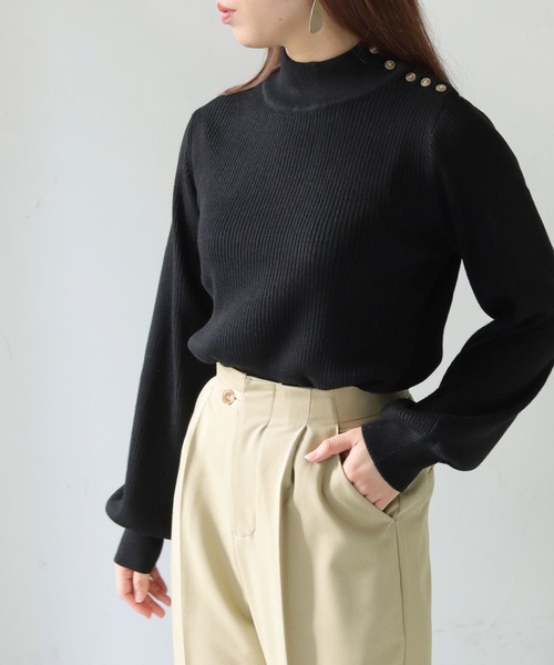 HER CLOSET（ハークローゼット）の「【shemoshelly】WEB限定洗えるアシメショルダーボタンハイネックリブニット（ニット/セーター・レディース・ホワイト/ブラック/アッシュブラウン/グリーン/ブルーパープル・M）」の3枚目の写真