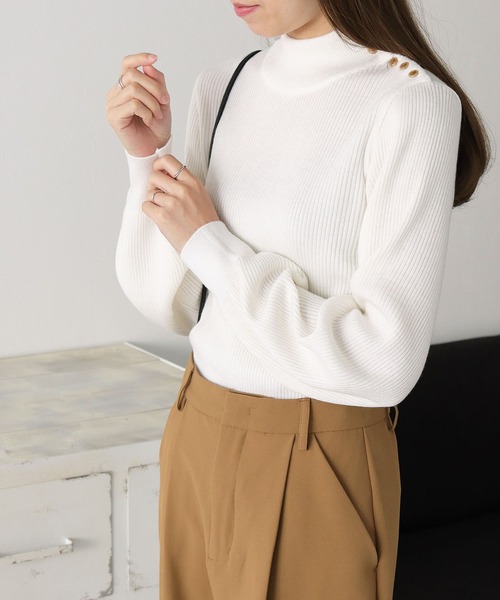 HER CLOSET（ハークローゼット）の「【shemoshelly】WEB限定洗えるアシメショルダーボタンハイネックリブニット（ニット/セーター・レディース・ホワイト/ブラック/アッシュブラウン/グリーン/ブルーパープル・M）」の8枚目の写真