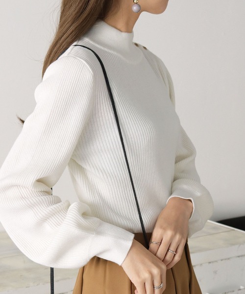 HER CLOSET（ハークローゼット）の「【shemoshelly】WEB限定洗えるアシメショルダーボタンハイネックリブニット（ニット/セーター・レディース・ホワイト/ブラック/アッシュブラウン/グリーン/ブルーパープル・M）」の7枚目の写真