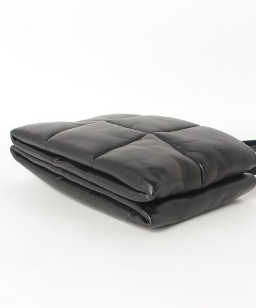 ALLSAINTS（オールセインツ）の「MILA QUILTED LEATHER POUCH | MILA キルト レザー ポーチ（ショルダーバッグ・レディース・ブラック/ピンク系その他・ONE SIZE）」の10枚目の写真