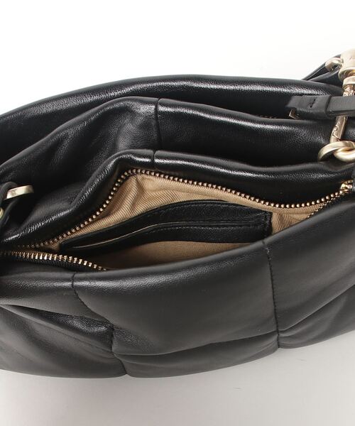 ALLSAINTS（オールセインツ）の「MILA QUILTED LEATHER POUCH | MILA キルト レザー ポーチ（ショルダーバッグ・レディース・ブラック/ピンク系その他・ONE SIZE）」の4枚目の写真