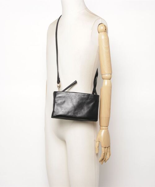 ALLSAINTS（オールセインツ）の「MILA QUILTED LEATHER POUCH | MILA キルト レザー ポーチ（ショルダーバッグ・レディース・ブラック/ピンク系その他・ONE SIZE）」の6枚目の写真