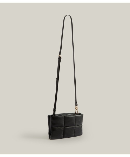 ALLSAINTS（オールセインツ）の「MILA QUILTED LEATHER POUCH | MILA キルト レザー ポーチ（ショルダーバッグ・レディース・ブラック/ピンク系その他・ONE SIZE）」の17枚目の写真