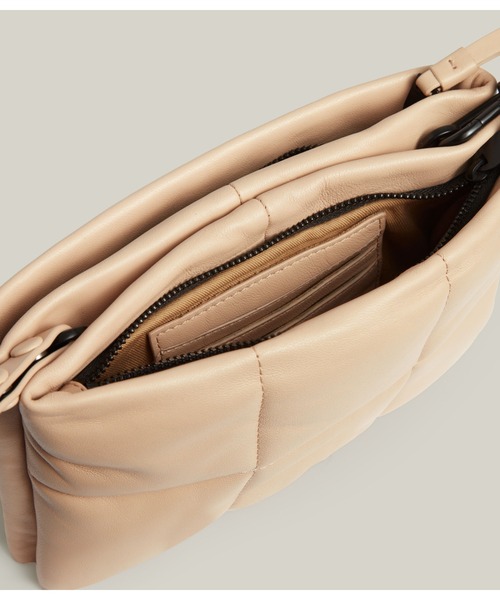 ALLSAINTS（オールセインツ）の「MILA QUILTED LEATHER POUCH | MILA キルト レザー ポーチ（ショルダーバッグ・レディース・ブラック/ピンク系その他・ONE SIZE）」の5枚目の写真