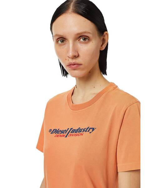 DIESEL(ディーゼル)の「レディース Tシャツ 半袖 クルーネック ロゴグラフィック(Tシャツ/カットソー・レディース・イエロー/ホワイト/オレンジ・LARGE/MEDIUM/SMALL/X-SMALL)」の7枚目の写真