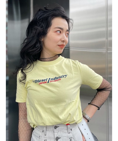 DIESEL(ディーゼル)の「レディース Tシャツ 半袖 クルーネック ロゴグラフィック(Tシャツ/カットソー・レディース・イエロー/ホワイト/オレンジ・LARGE/MEDIUM/SMALL/X-SMALL)」の2枚目の写真