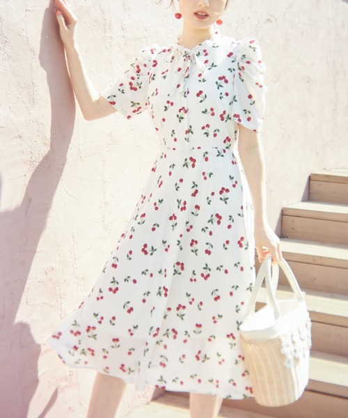 パール釦パワーショルダーボウタイリボンチェリープリントワンピース　オフホワイト tocco closet（トッコ クローゼット）の「パール釦パワー