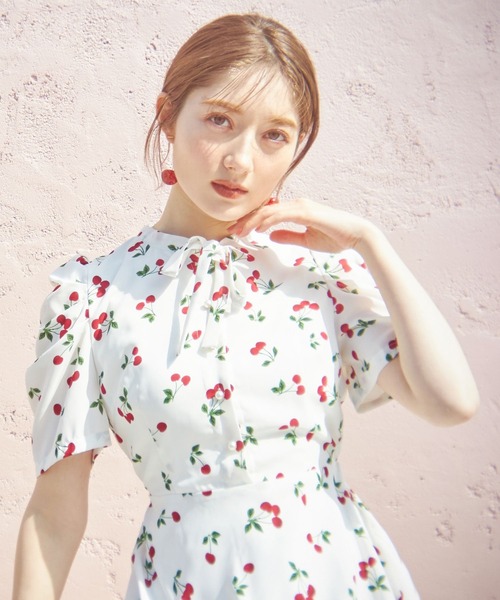 パール釦パワーショルダーボウタイリボンチェリープリントワンピース　オフホワイト tocco closet（トッコ クローゼット）の「パール釦パワー