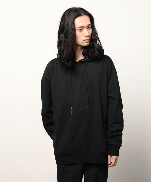 TATRAS CONCEPT STORE(タトラスコンセプトストア)の「P.E.O.T.W AG(ピーイーオーティーダブリューエージー) SWEAT HOODIE(パーカー・メンズ・ブラック/オフホワイト・2)」の2枚目の写真
