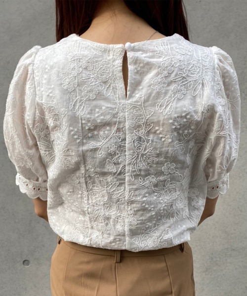 Voyage titty&Co.PETIT(ボヤージュティティアンドコープチ)の「【Voyage titty&Co. PETIT】フラワー刺繍シアートップス(シャツ/ブラウス・レディース・ホワイト・FREE)」の5枚目の写真