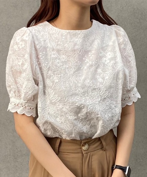 Voyage titty&Co.PETIT(ボヤージュティティアンドコープチ)の「【Voyage titty&Co. PETIT】フラワー刺繍シアートップス(シャツ/ブラウス・レディース・ホワイト・FREE)」の2枚目の写真