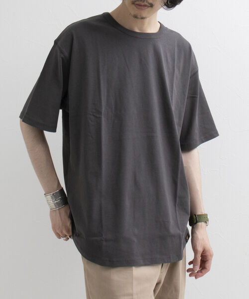 GLOSTER(グロスター)の「【GLOSTER/グロスター】レイヤードラウンドTシャツ 《レイヤードコーデに最適》(Tシャツ/カットソー・メンズ・チャコールグレー/オフホワイト/イエロー/ミント/グレイッシュベージュ・M/L/XL)」の2枚目の写真