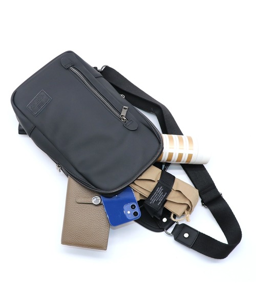 GUSCIO UOMO（グッシオ ウォーモ）の「【グッシオ ウォーモ】ボディバッグ　左右両かけ　ワンショルダー　PUレザー（ボディバッグ/ウエストポーチ・メンズ・ブラック/ネイビー/グレー/キャメル・FREE）」の9枚目の写真