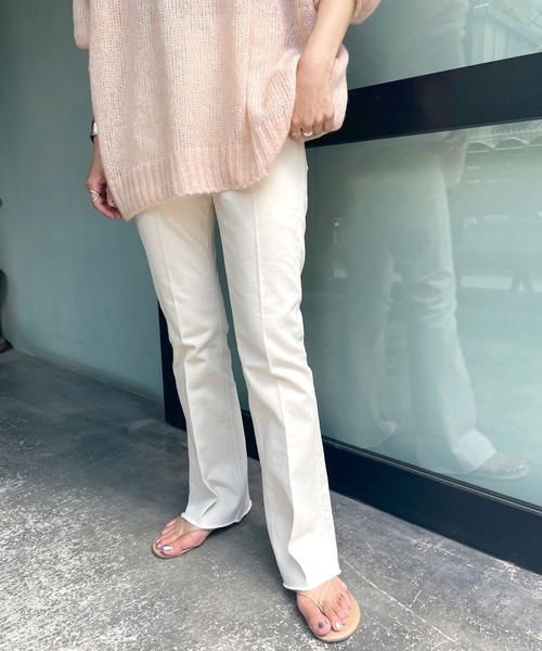 SHENERY（シーナリー）の「センタープレスフレアデニムパンツ(Beige)（デニムパンツ・レディース・ベージュ・38/36）」の11枚目の写真