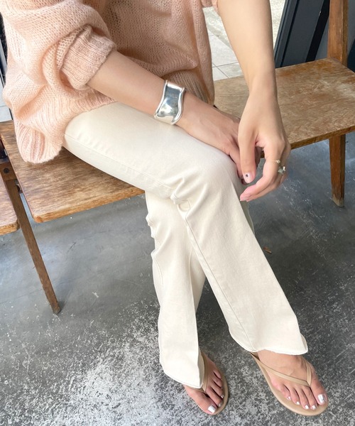 SHENERY（シーナリー）の「センタープレスフレアデニムパンツ(Beige)（デニムパンツ・レディース・ベージュ・38/36）」の2枚目の写真