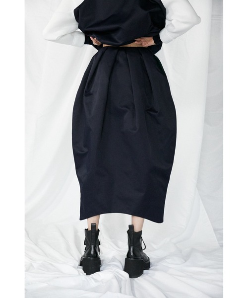ENFOLD（エンフォルド）の「ヘビーサテン ペタルSKIRT（スカート・レディース・ダークネイビー・38/36）」の6枚目の写真