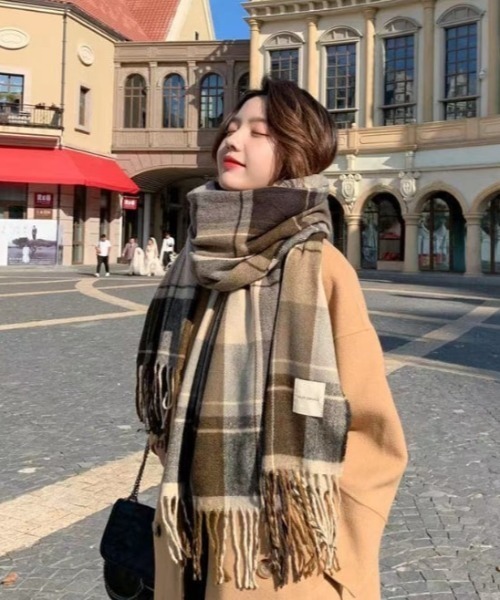 yuue' ( wear )(ユーイ)の「チェック柄大判マフラー(マフラー・レディース・ブルー/ブラウン・FREE)」の4枚目の写真