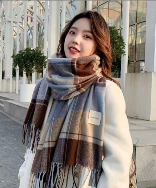 yuue' ( wear )(ユーイ)の「チェック柄大判マフラー(マフラー・レディース・ブルー/ブラウン・FREE)」の5枚目の写真