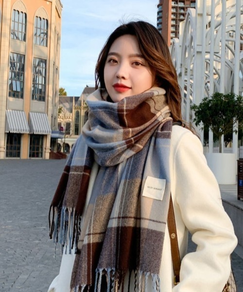 yuue' ( wear )(ユーイ)の「チェック柄大判マフラー(マフラー・レディース・ブルー/ブラウン・FREE)」の7枚目の写真