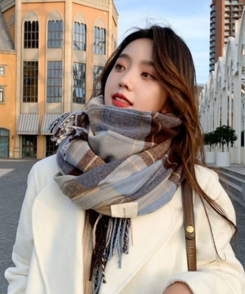 yuue' ( wear )(ユーイ)の「チェック柄大判マフラー(マフラー・レディース・ブルー/ブラウン・FREE)」の8枚目の写真