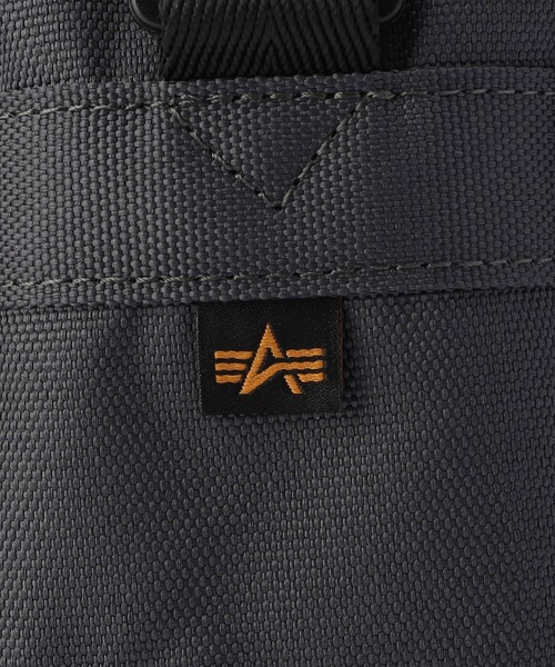 Alpha Industries(アルファインダストリーズ)の「スクエアショルダーバッグ コーデュラ 軽量(ショルダーバッグ・メンズ・グレー/ブラック・FREE)」の14枚目の写真