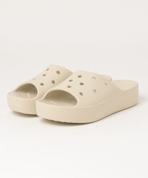 crocs(クロックス)の「【crocs】CLASSIC PLATFORM SLIDE(クロックス クラシック プラットフォーム スライド)208180【厚底】(サンダル・レディース・オフホワイト/ホワイト/ブラック・24.0cm/25.0cm/22.0cm/23.0cm)」の2枚目の写真