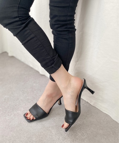 MAMIAN（マミアン）の「ワイドスクエアトゥ パデット ミュールサンダル (7.0cmヒール)（サンダル・レディース・ラベンダー/ホワイト/グレイッシュベージュ/ブラック/ベージュ系その他・M/L/S）」の2枚目の写真