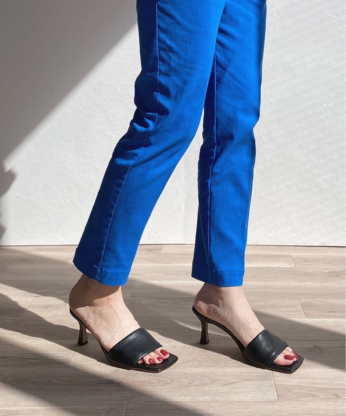 MAMIAN（マミアン）の「ワイドスクエアトゥ パデット ミュールサンダル (7.0cmヒール)（サンダル・レディース・ラベンダー/ホワイト/グレイッシュベージュ/ブラック/ベージュ系その他・M/L/S）」の6枚目の写真