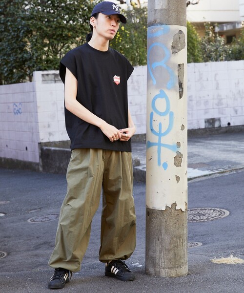 FREAK'S STORE(フリークスストア)の「【限定展開】THRASHER×FREAK'S STORE/スラッシャー 別注 ビッグシルエット ワンポイント フレイム ハートロゴ ドロップショルダーTシャツ(Tシャツ/カットソー・メンズ・アッシュグレー/ブラック/ホワイト・SMALL/MEDIUM/LARGE)」の15枚目の写真