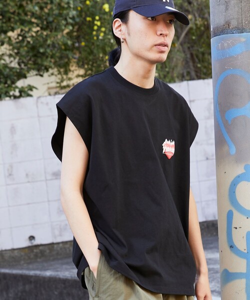FREAK'S STORE(フリークスストア)の「【限定展開】THRASHER×FREAK'S STORE/スラッシャー 別注 ビッグシルエット ワンポイント フレイム ハートロゴ ドロップショルダーTシャツ(Tシャツ/カットソー・メンズ・アッシュグレー/ブラック/ホワイト・SMALL/MEDIUM/LARGE)」の17枚目の写真