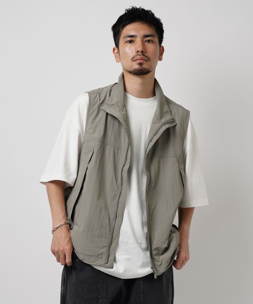 FREAK'S STORE（フリークスストア）の「リラックスフィット スタンドネック ナイロン フルジップベスト（ベスト・メンズ・ブルーグリーン/ブラック・LARGE/MEDIUM）」の3枚目の写真