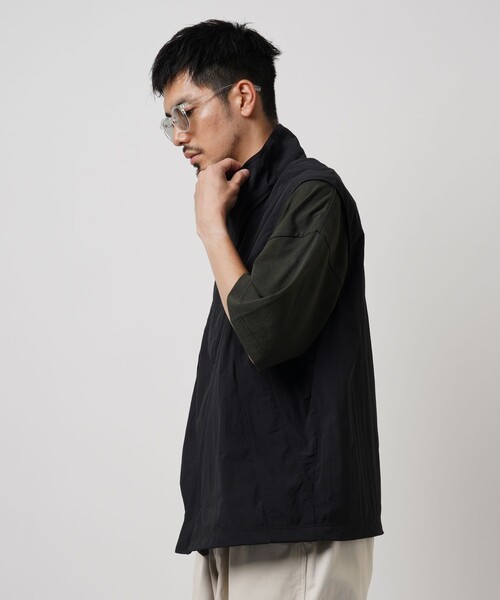 FREAK'S STORE（フリークスストア）の「リラックスフィット スタンドネック ナイロン フルジップベスト（ベスト・メンズ・ブルーグリーン/ブラック・LARGE/MEDIUM）」の14枚目の写真
