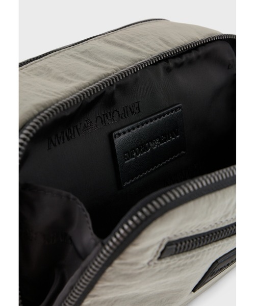 EMPORIO ARMANI(エンポリオアルマーニ)の「【エンポリオ アルマーニ】トラベルポーチ シワ加工ナイロン製(ポーチ・メンズ・ベージュ×ブラック/ブラック・FREE)」の4枚目の写真