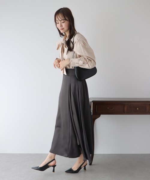 BLUEEAST（ブルーイースト）の「サテンラッフルスカート（スカート・レディース・チャコールグレー/グレイッシュベージュ/ブラック・MEDIUM）」の12枚目の写真