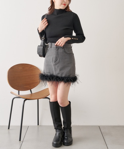 Chico（チコ）の「【SALON by Chico限定】フェザー付デニムミニスカート（デニムスカート・レディース・グレー/ブラック・0/1）」の3枚目の写真