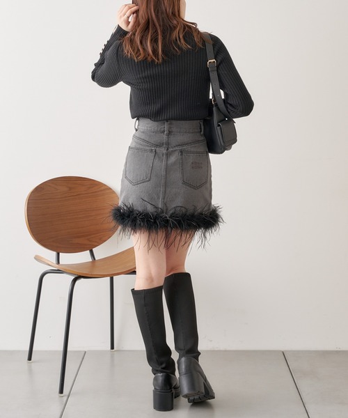 Chico（チコ）の「【SALON by Chico限定】フェザー付デニムミニスカート（デニムスカート・レディース・グレー/ブラック・0/1）」の4枚目の写真