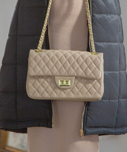 Julia Boutique（ジュリアブティック）の「キルティングスクエアチェーンバッグ（ショルダーバッグ・レディース・ブラック/ホワイト/レッド/ベージュ・ONE）」の3枚目の写真