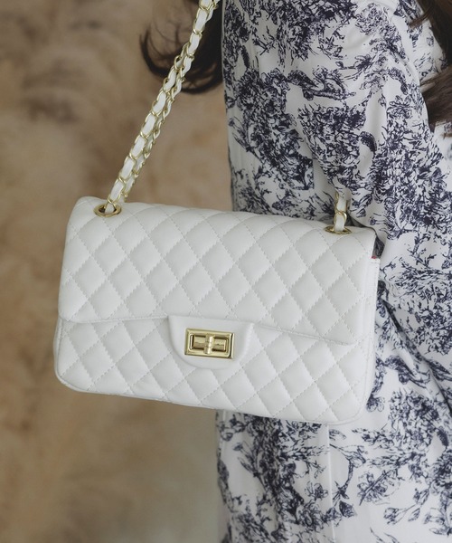 Julia Boutique（ジュリアブティック）の「キルティングスクエアチェーンバッグ（ショルダーバッグ・レディース・ブラック/ホワイト/レッド/ベージュ・ONE）」の2枚目の写真