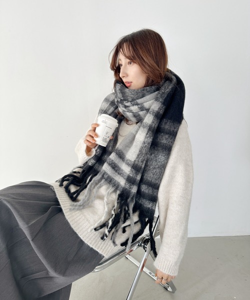 un+frame(アンフレーム)の「check volume muffler/チェックボリュームフリンジマフラー(マフラー・レディース・ブラック/ブルー/ブラック系その他/イエロー/ブルー系その他/レッド系その他・FREE)」の15枚目の写真