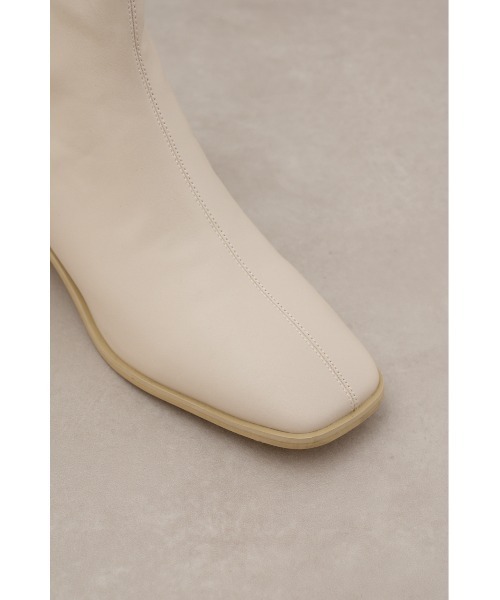 AZUL by moussy（アズールバイマウジー）の「サークルシェイプローヒールブーツ（ブーツ・レディース・アイボリー/ブラック・MEDIUM/SMALL/LARGE）」の9枚目の写真